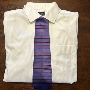 (019) beautiful Mens tie by Geoffrey Beene. Excellent condition. 100% silk. USA